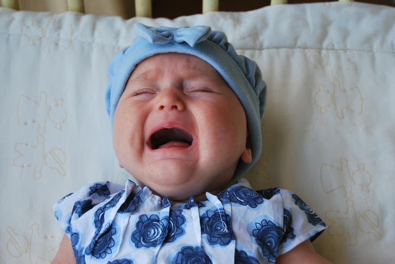 תינוק בוכה בכובע