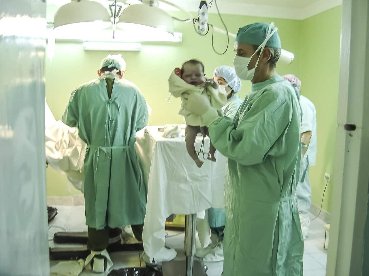 רופא מחזיק תינוק שנולד