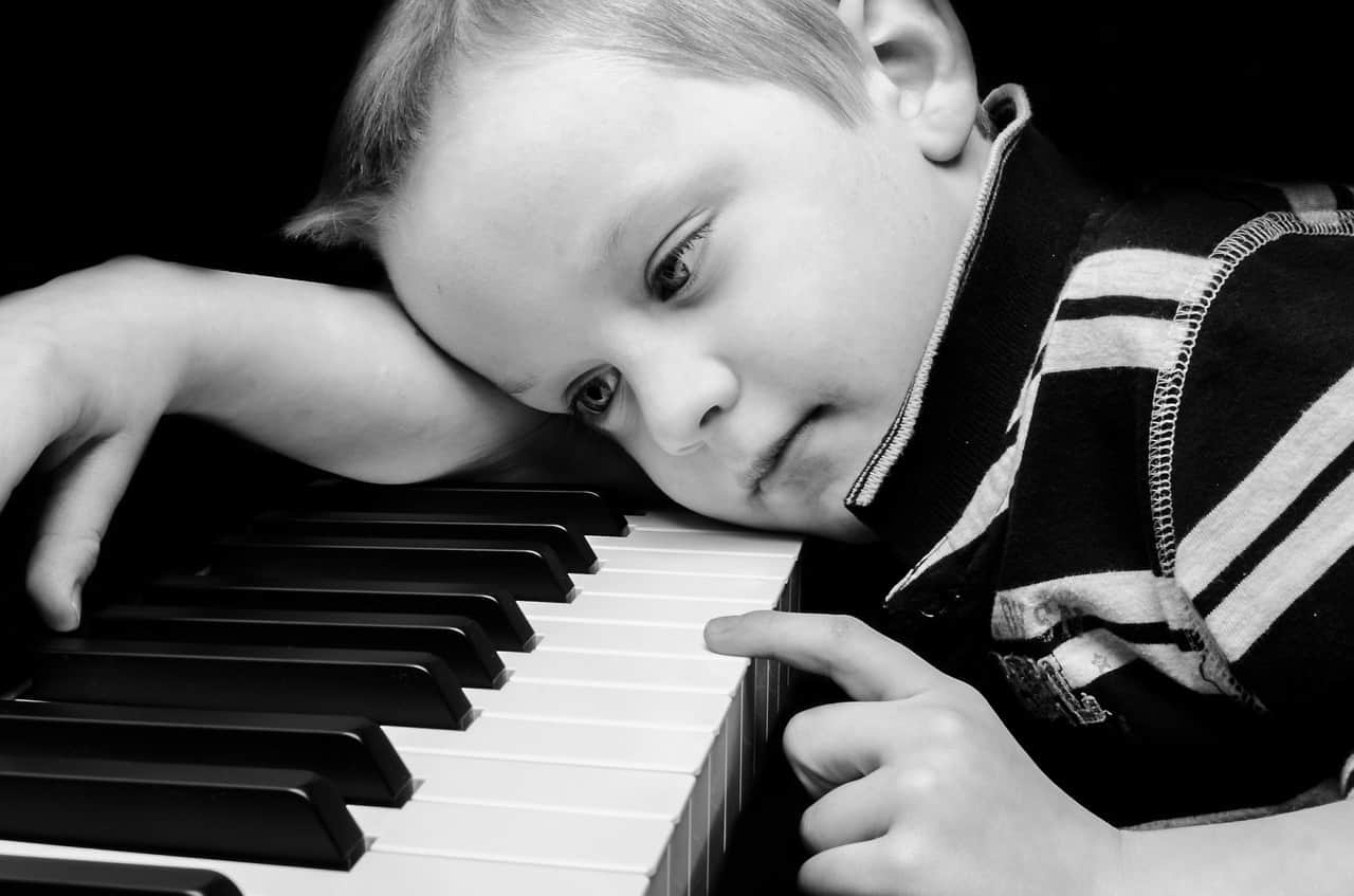 ילד שוכב על פסנתר