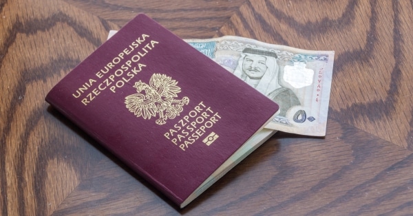 מי מחזיק בזכאות לדרכון פולני